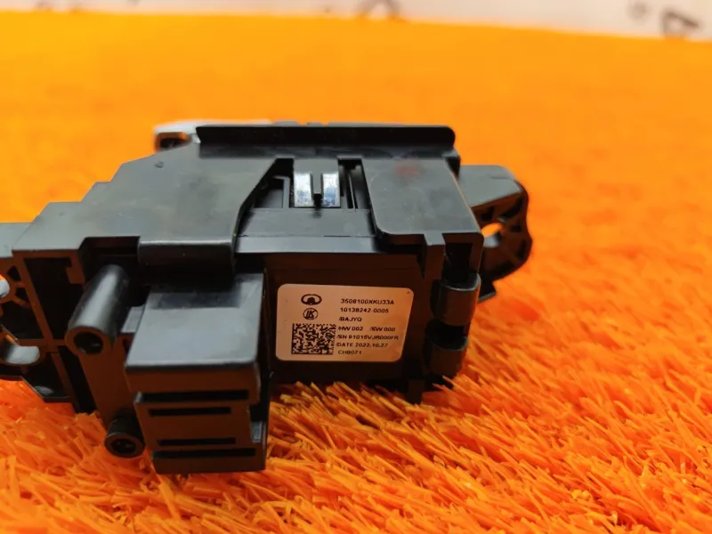 Кнопка стояночного тормоза