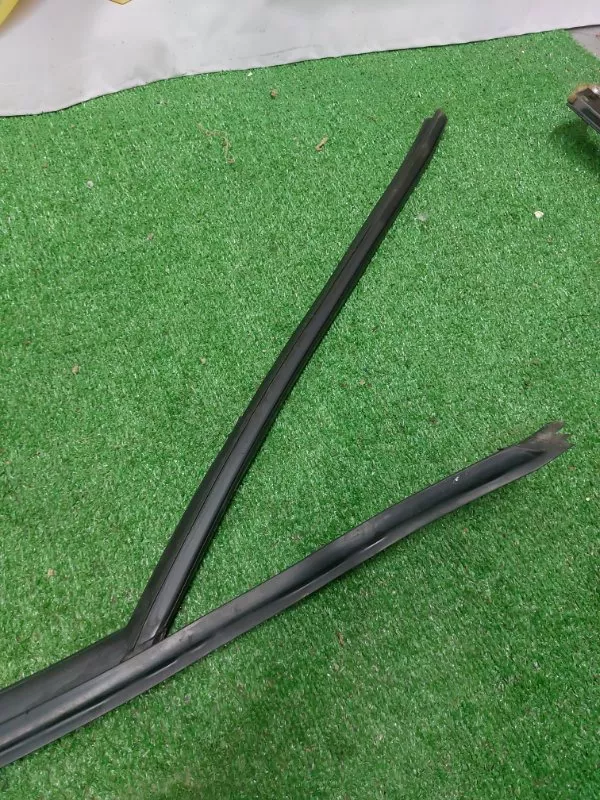 Уплотнитель стекла двери