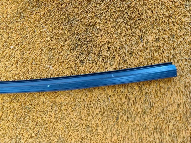 Уплотнитель стекла двери