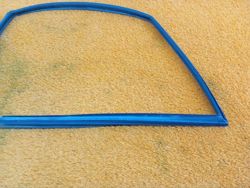 Уплотнитель стекла двери