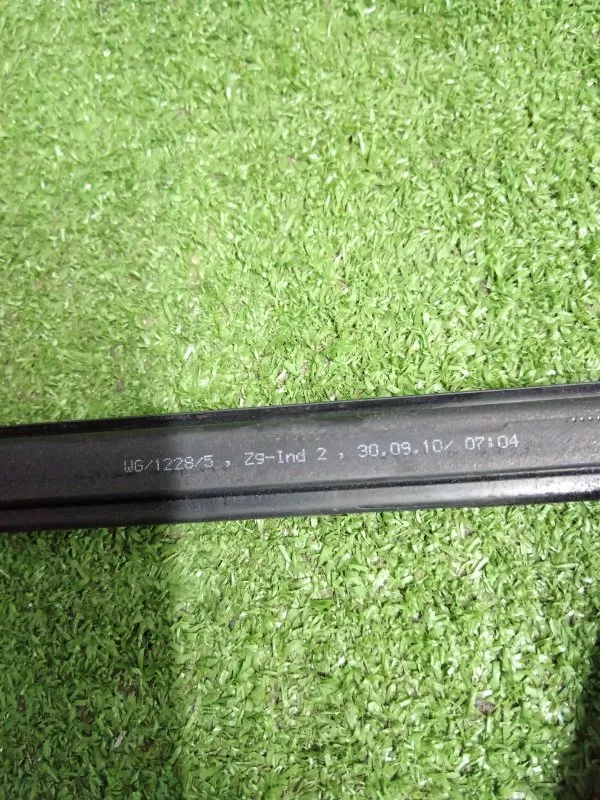 Уплотнительная резинка боковой двери