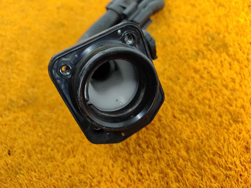 Горловина топливного бака