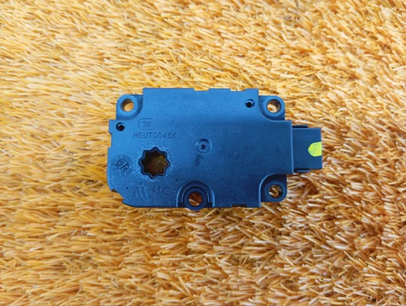 Сервопривод заслонок печки