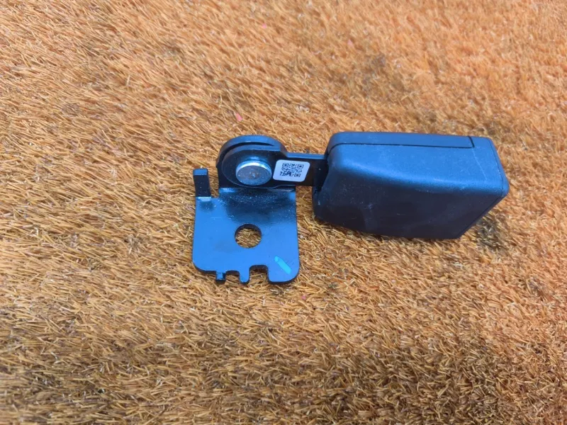 Ответная часть ремня безопасности