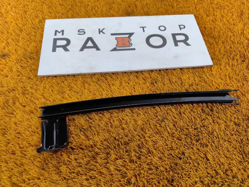 Направляющая стекла двери