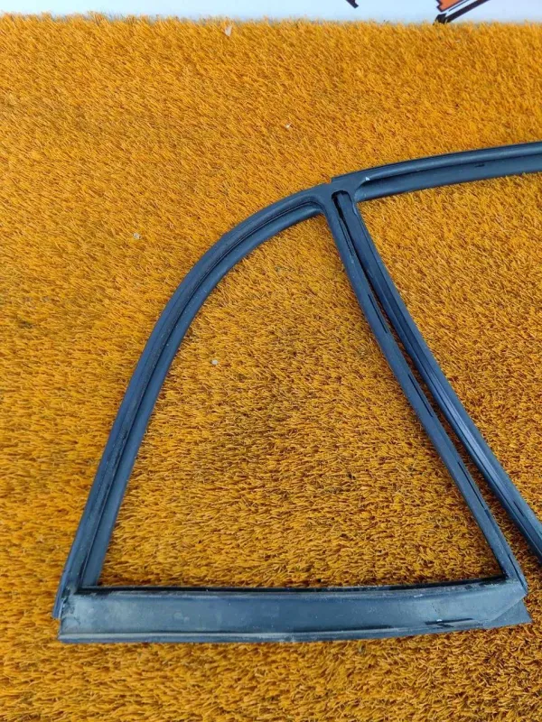 Уплотнитель стекла двери