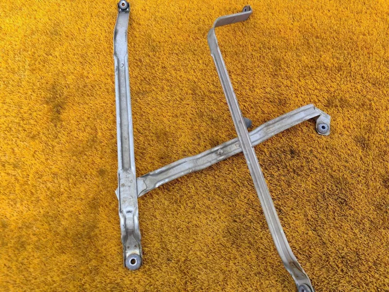 Крепление топливного бака