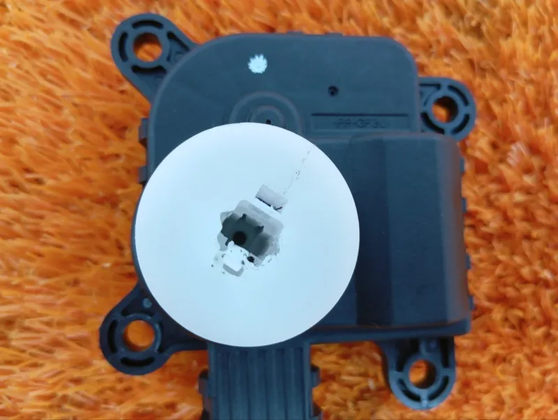 Сервопривод заслонок печки