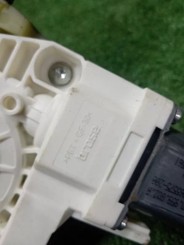 Стеклоподъемник Audi Q7 2011 4L0837462B 4L, передний правый