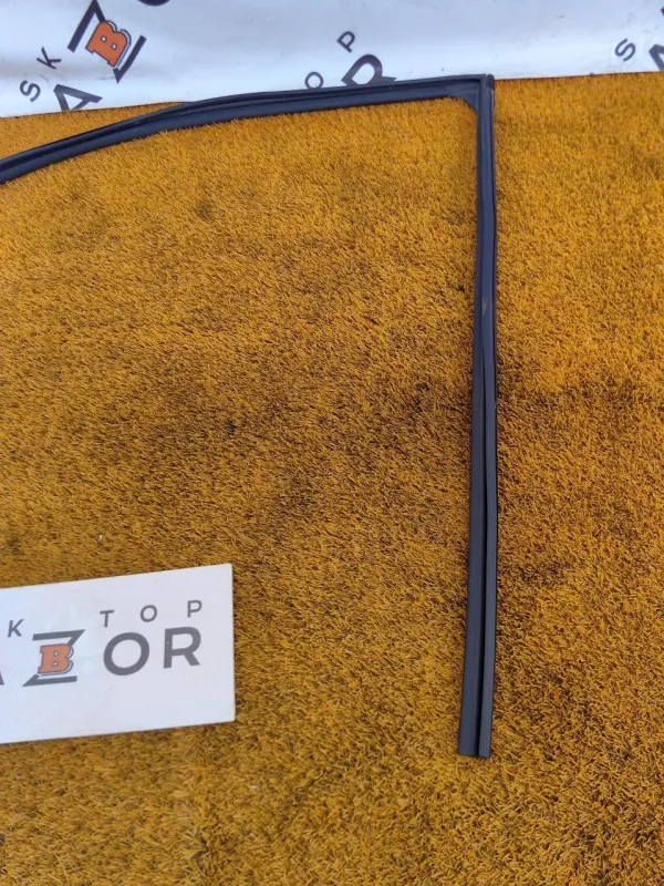 Уплотнитель стекла двери