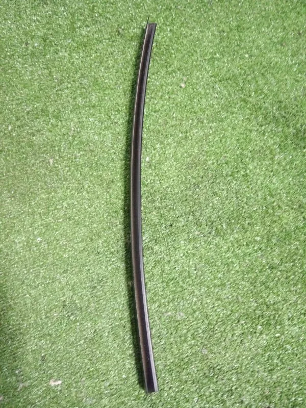 Направляющая стекла двери