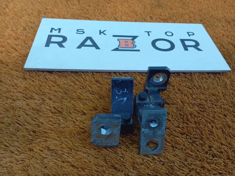 Петля двери