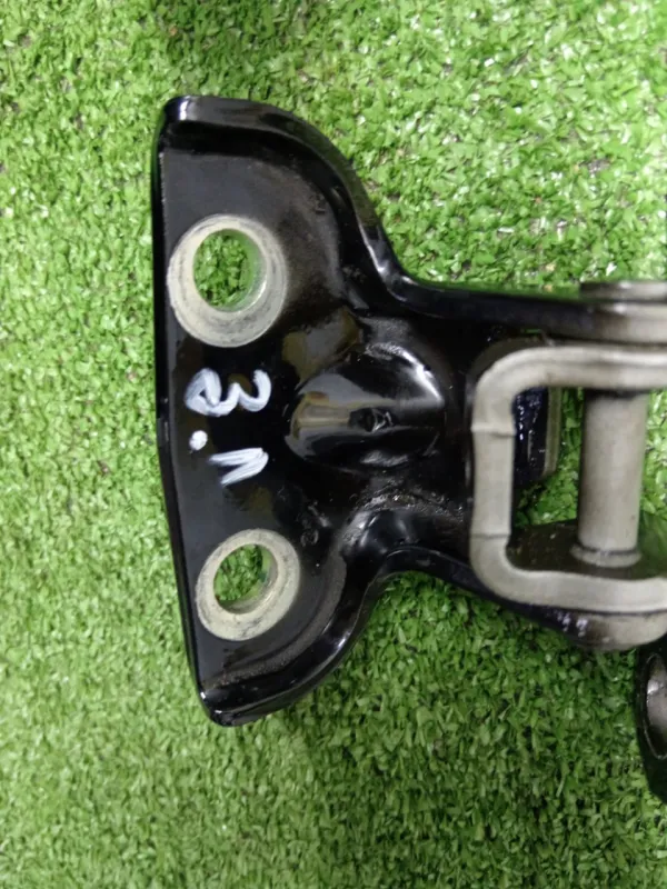 Петля двери