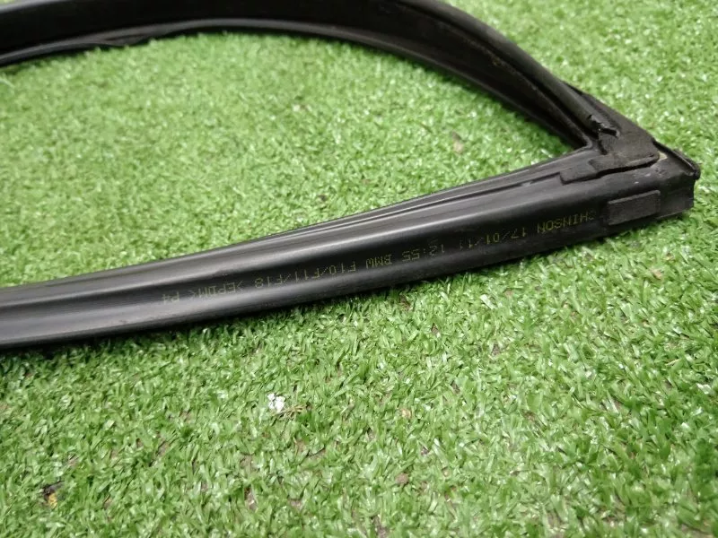 Уплотнитель стекла двери