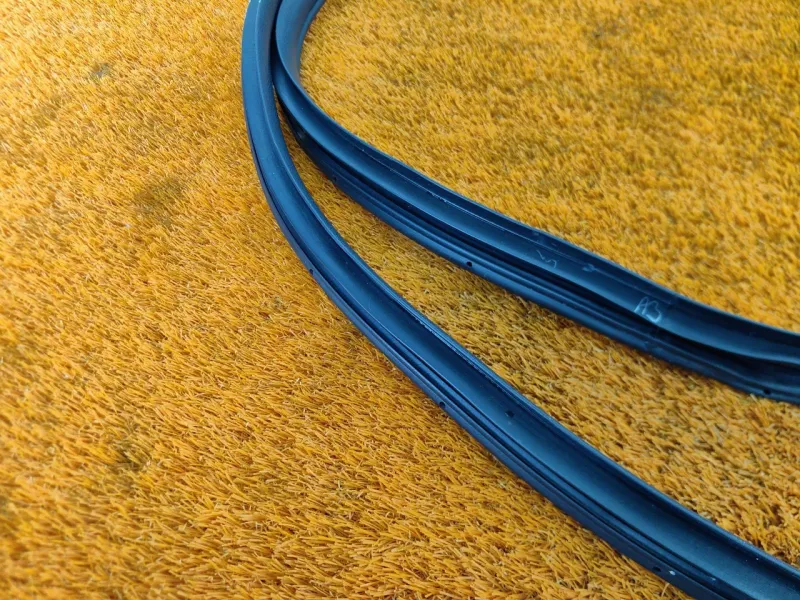 Уплотнитель проема двери