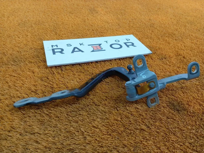 Петля двери багажника