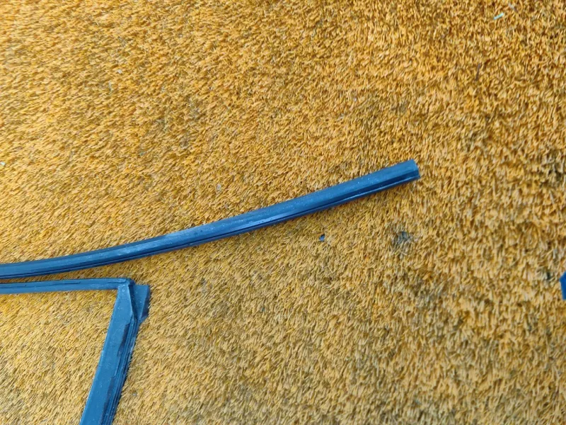 Уплотнитель стекла двери