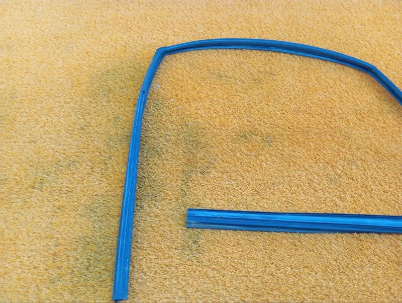 Уплотнитель стекла двери