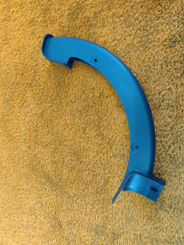 Накладка петли крышки багажника