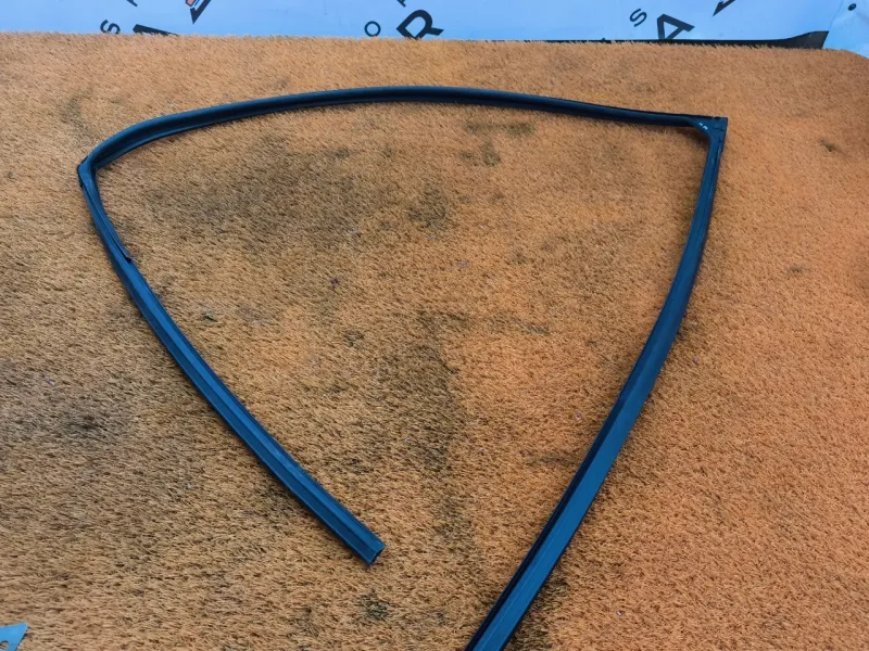 Уплотнитель стекла двери