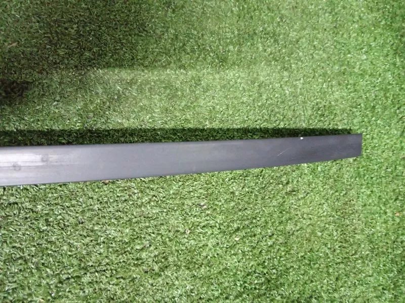 Направляющая стекла двери