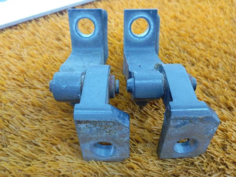 Петля двери