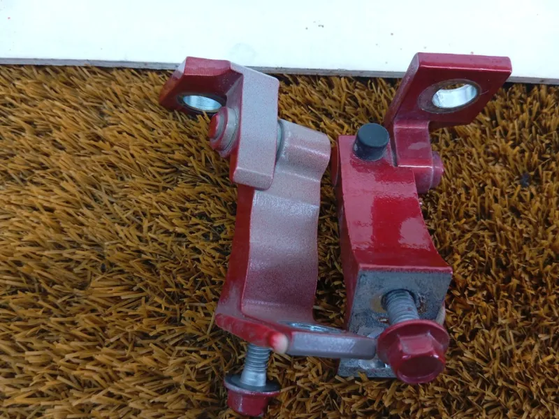 Петля двери