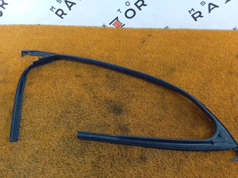 Уплотнитель стекла двери