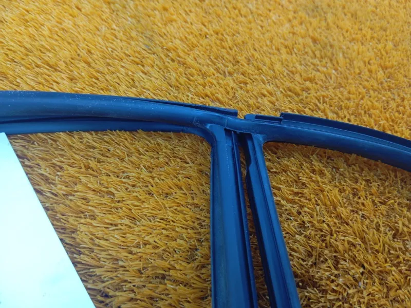 Уплотнитель стекла двери