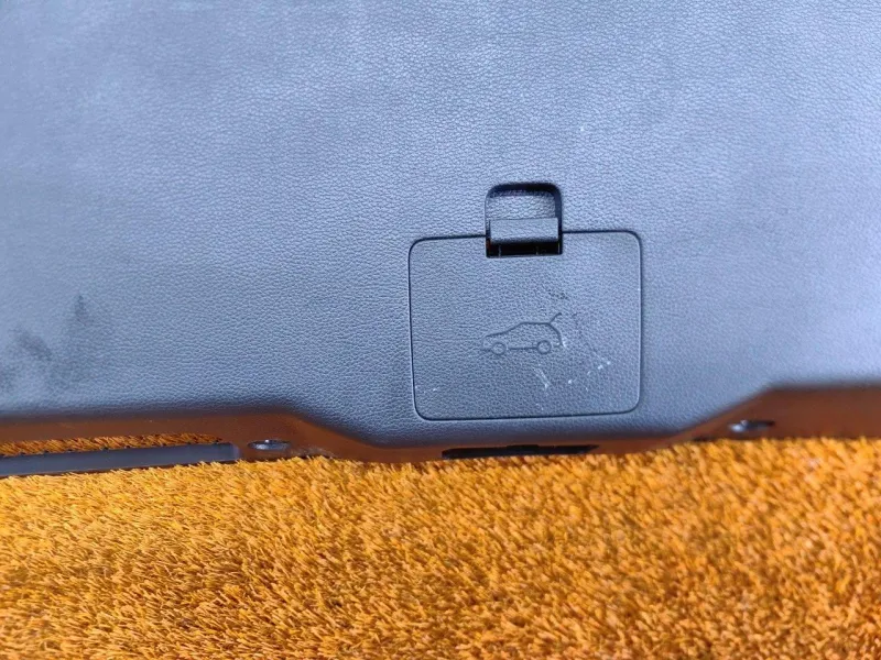 Обшивка крышки багажника