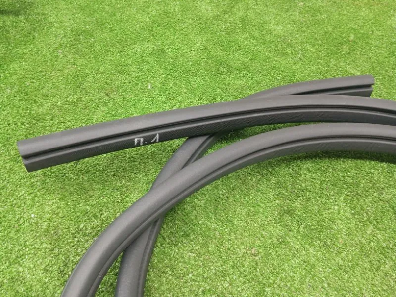 Уплотнитель проема двери