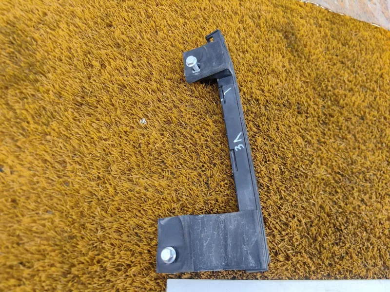 Направляющая стекла двери