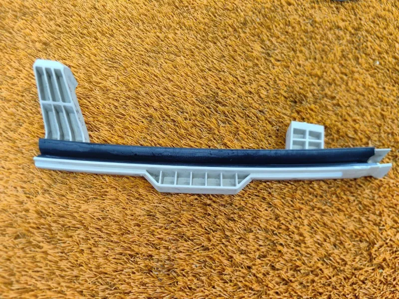 Направляющая стекла двери