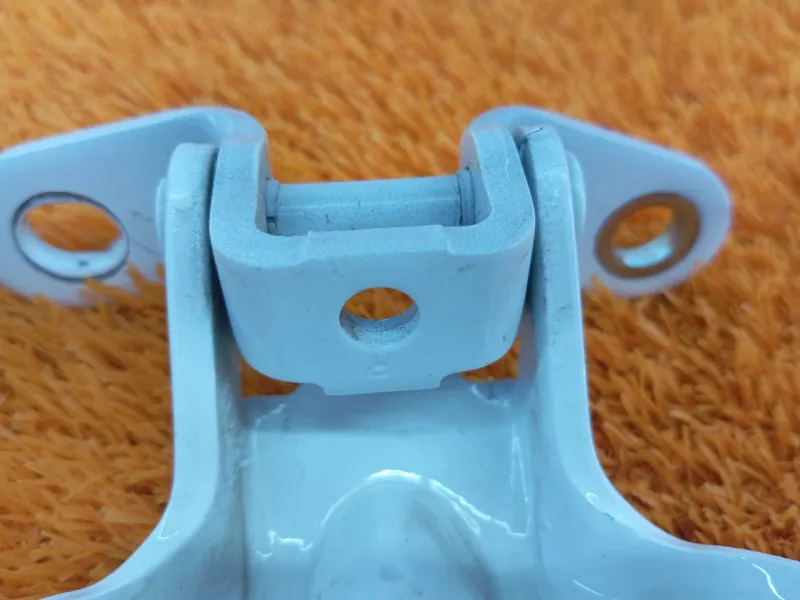 Петля двери