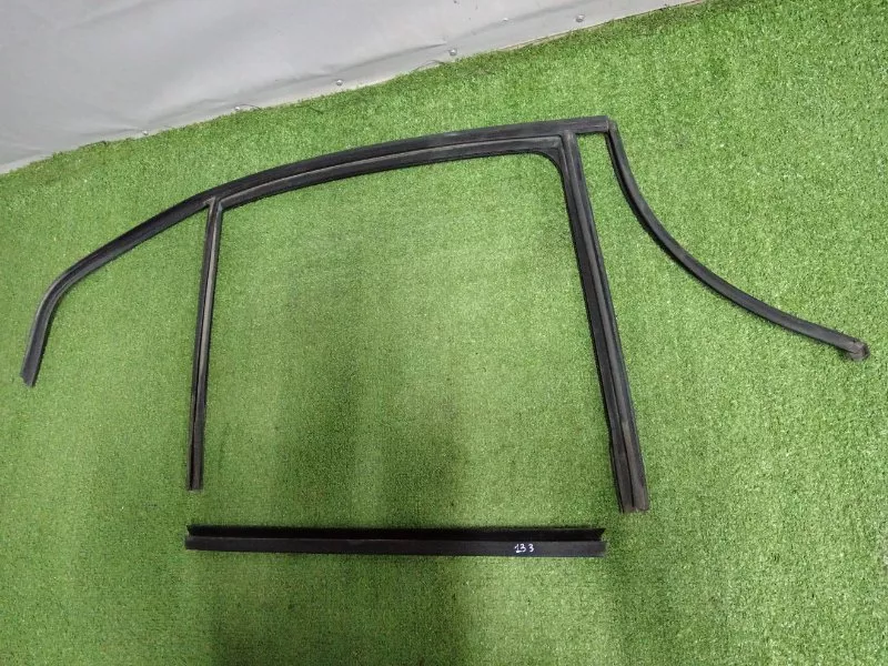 Уплотнитель стекла двери