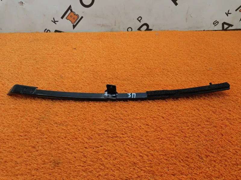 Направляющая стекла двери