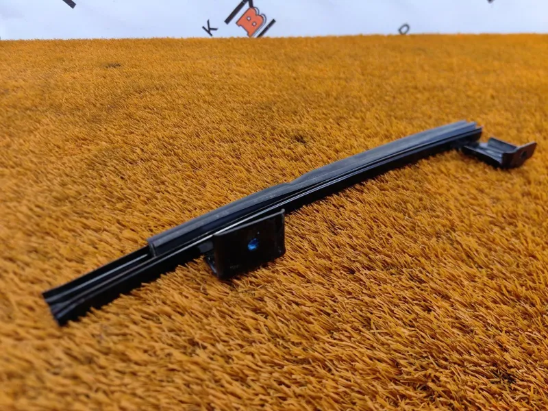 Направляющая стекла двери