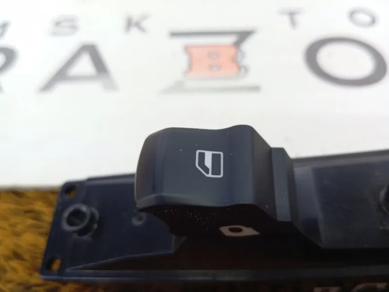 Кнопка стеклоподъемника