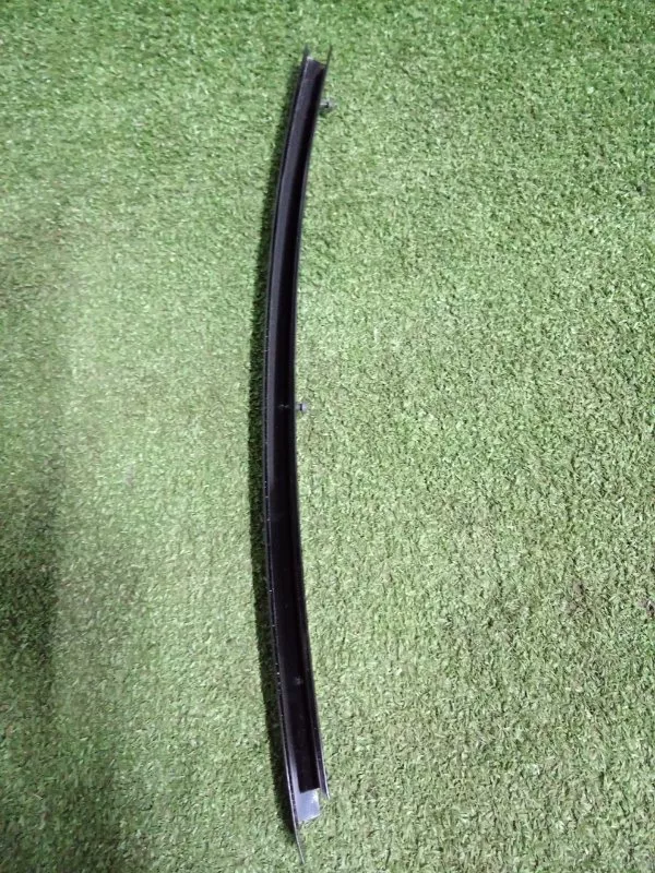 Направляющая стекла двери