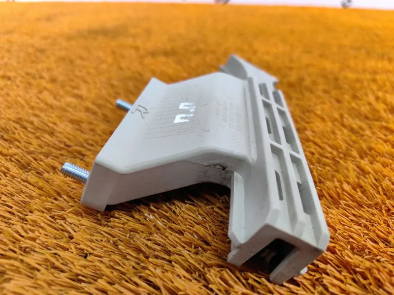 Направляющая стекла двери