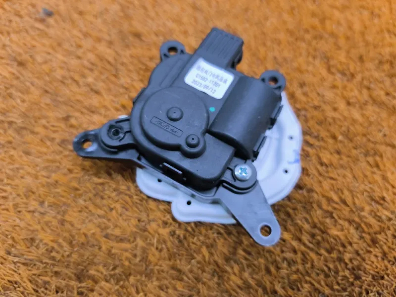 Сервопривод заслонок печки