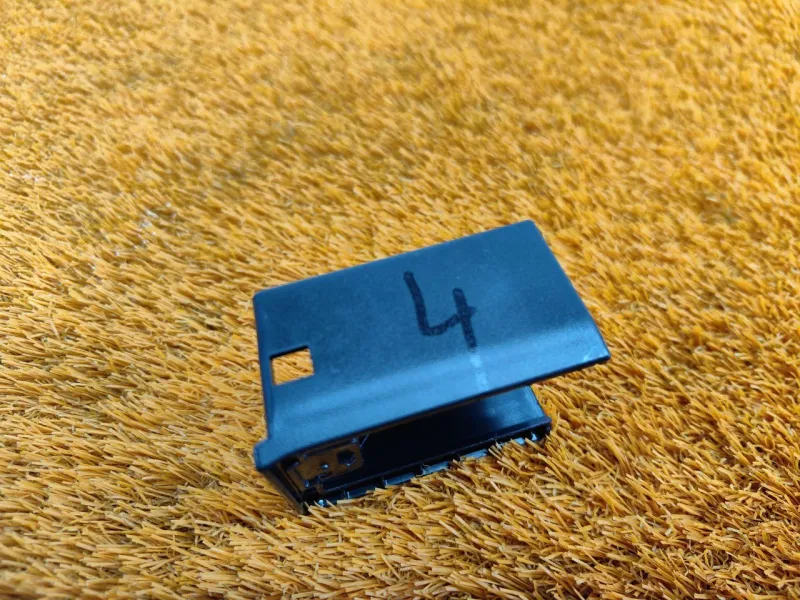 Заглушка полозьев сиденья