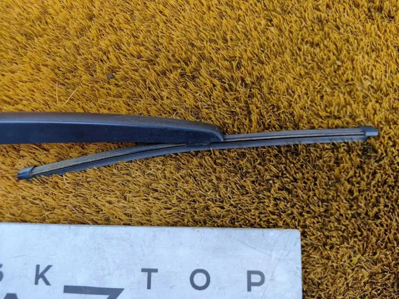 Поводок стеклоочистителя багажника