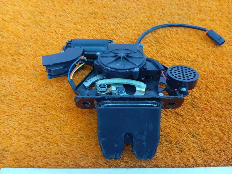 Замок багажника