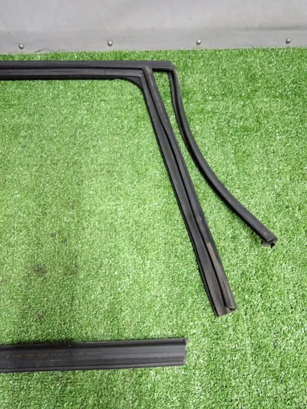 Уплотнитель стекла двери