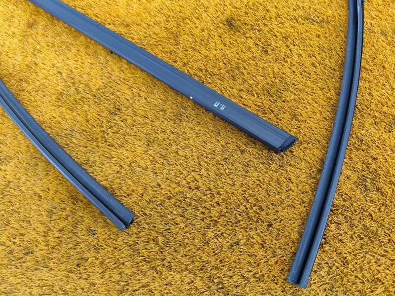 Уплотнитель стекла двери