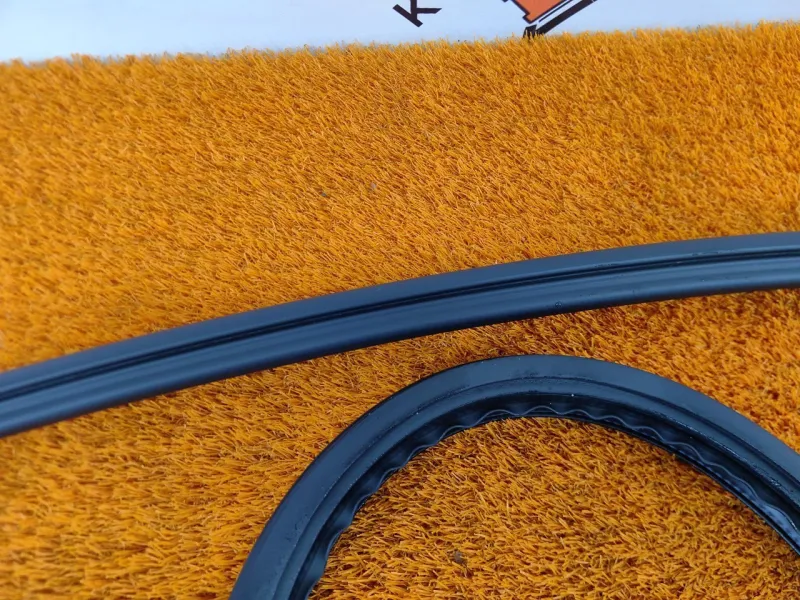 Уплотнитель проема двери