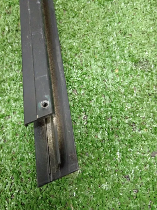 Направляющая стекла двери