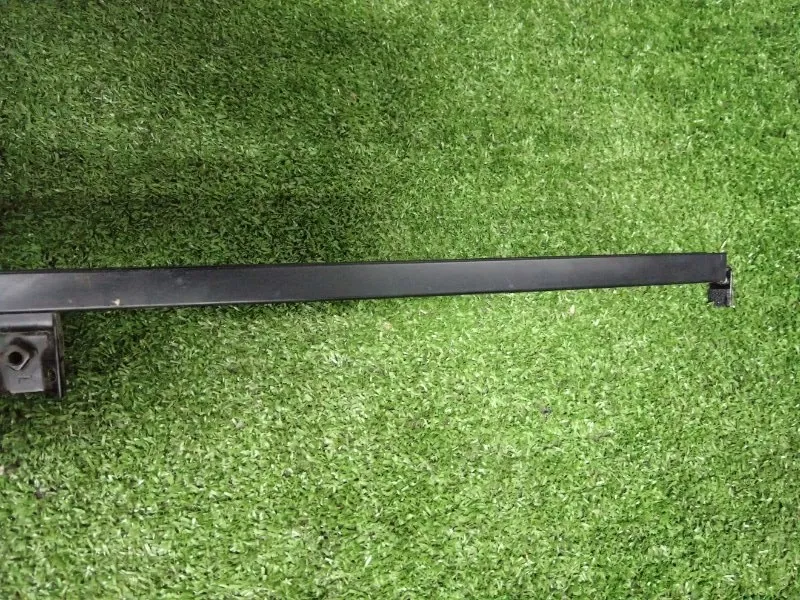 Направляющая стекла двери