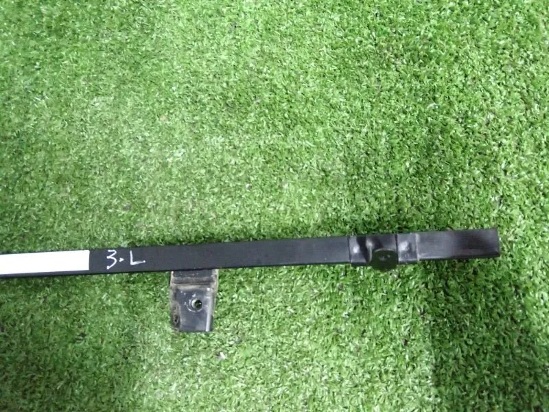 Направляющая стекла двери